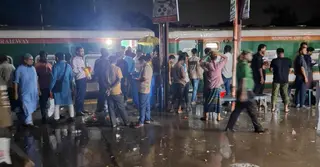 হেডলাইট নষ্ট, টর্চের আলোয় ট্রেনের ১০ কিলোমিটার পথ পাড়ি
